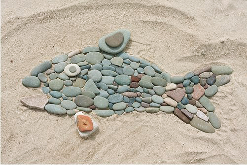 фігура із камінців на пляжі