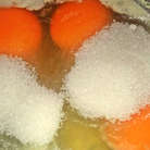 Яйца соединяем с сахаром и ванилью. Сахара можно и больше 100 г.