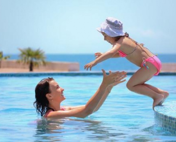 swimming kid mom_and_kid_swimming