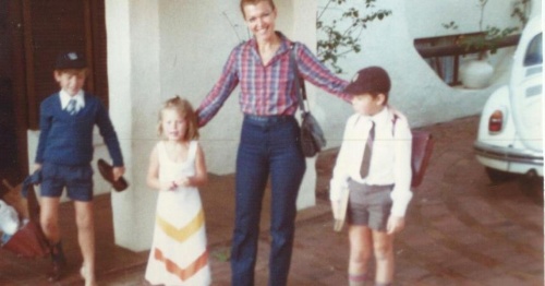 Ілон Маск із мамою перед школою