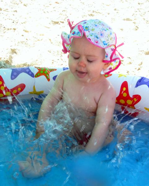Доця Соня у басейні